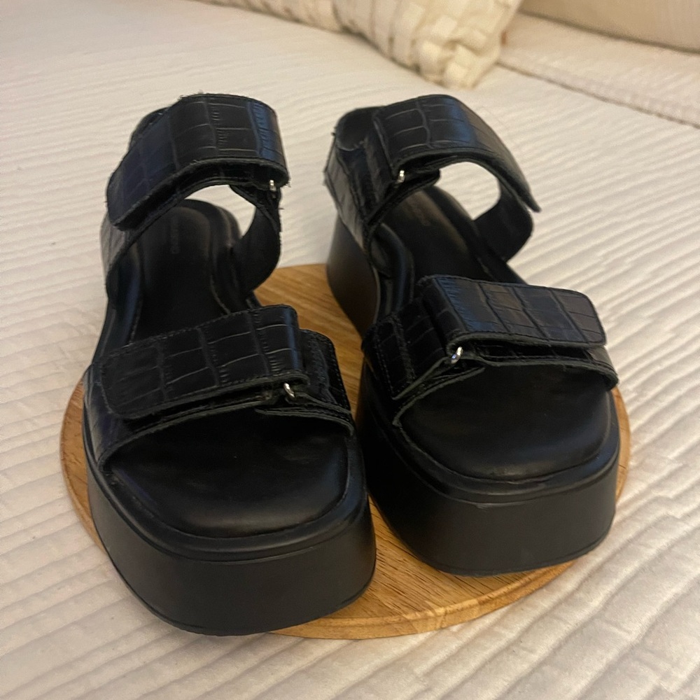 Vagabond Courtney Black Croco Platform Sandal - Picture 2 of 10